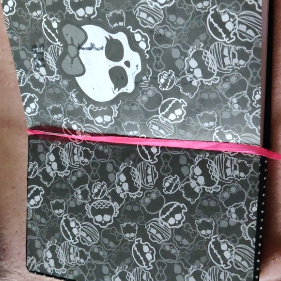 Monster high books, one journal - Picture 12 of 14
